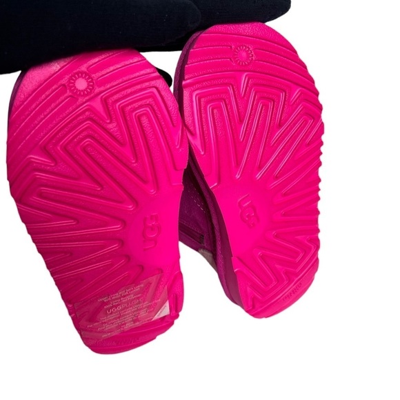 UGG Neumel Toddler Graphic Outline Boots - Picture 8 of 13
